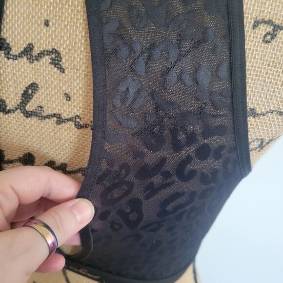 Victoria's Secret Small keyhole open back cheetah print black athletic crop top - Picture 5 of 7